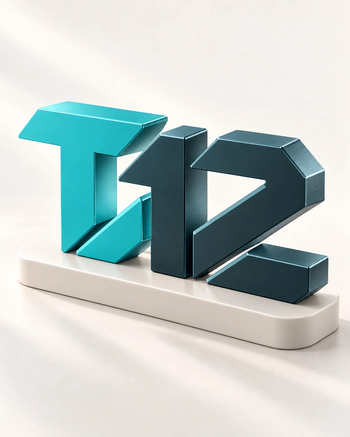Metallische T12-Skulptur in Petrol und Türkis.