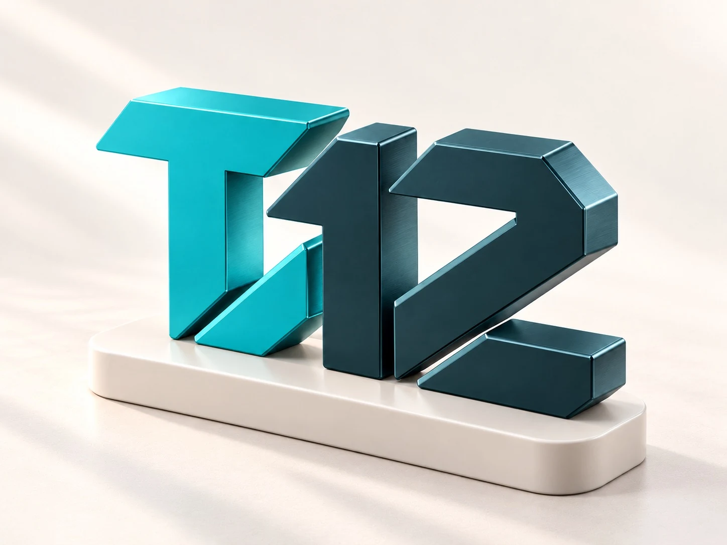 Metallische T12-Skulptur in Petrol und Türkis.