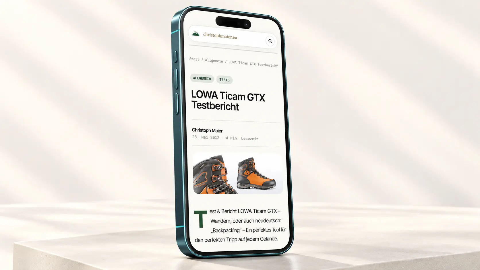 Smartphone mit der mobilen Ansicht des LOWA-Beitrags auf christophmaier.eu.